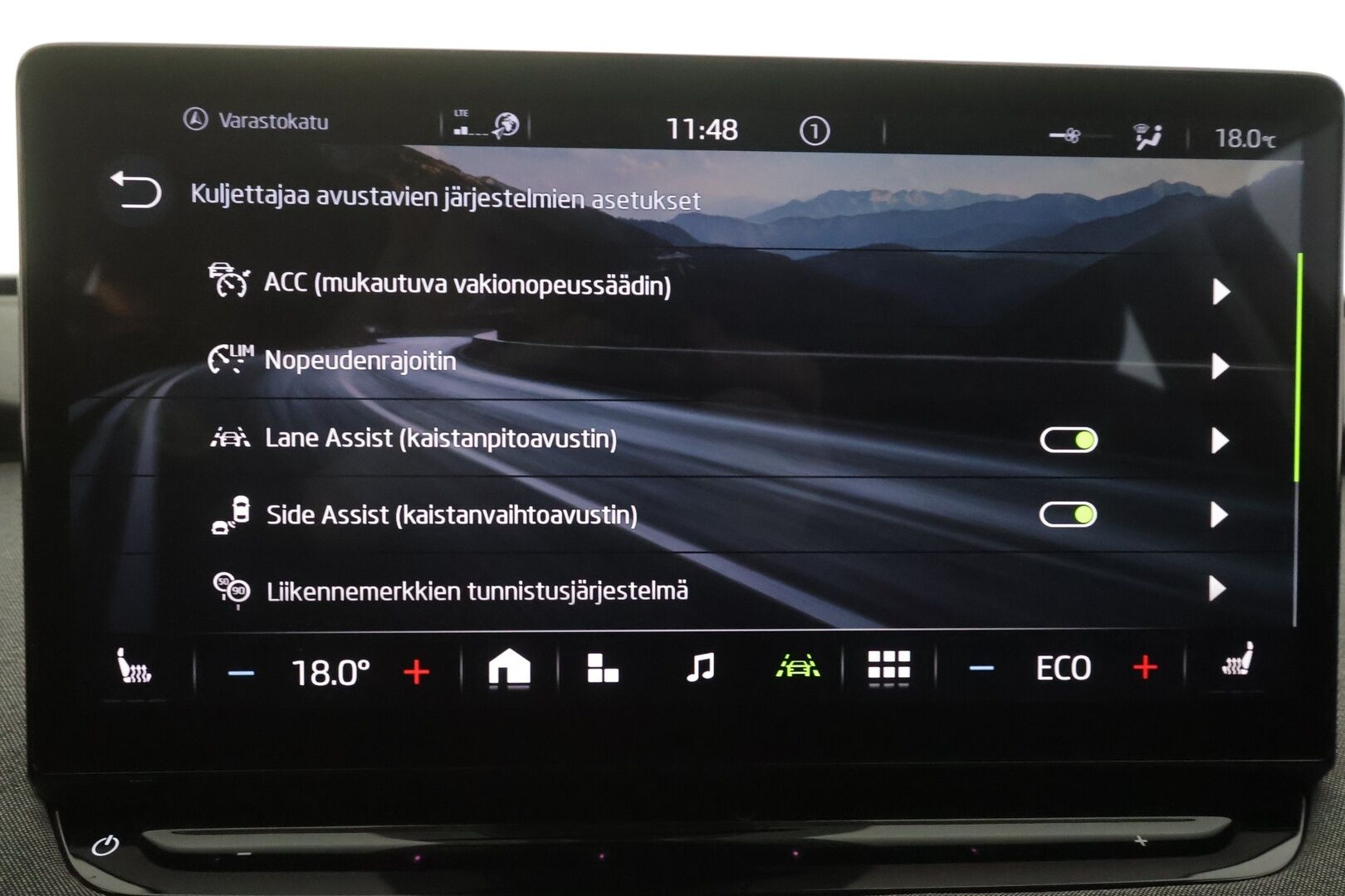 Skoda Enyaq 2022 80 iV - | ACC | ILP | Koukku | Puolinahat | Keyless | P.kamera | Side Assist | Lane Assist | Sähk. takaluukku | Lämm. ratti | LED | Ambient Light | 