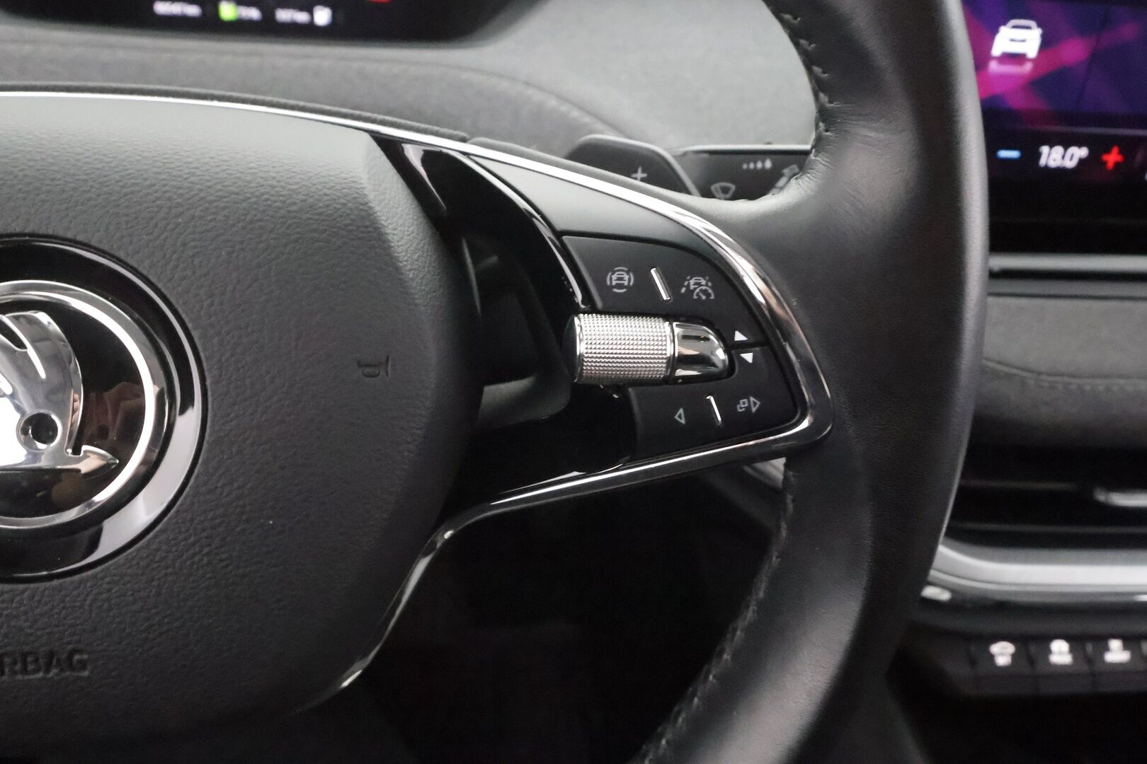 Skoda Enyaq 2022 80 iV - | ACC | ILP | Koukku | Puolinahat | Keyless | P.kamera | Side Assist | Lane Assist | Sähk. takaluukku | Lämm. ratti | LED | Ambient Light | 