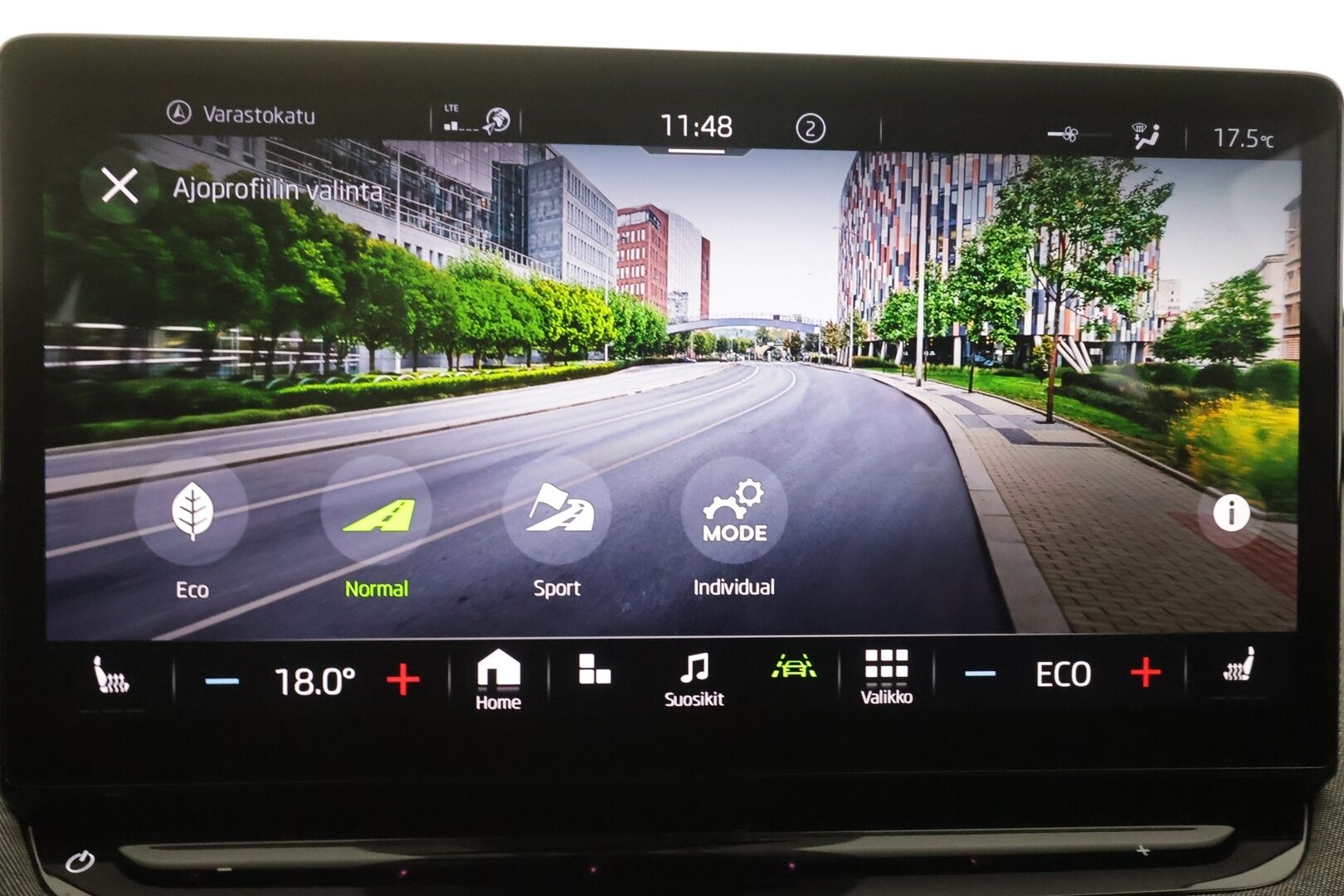 Skoda Enyaq 2022 80 iV - | ACC | ILP | Koukku | Puolinahat | Keyless | P.kamera | Side Assist | Lane Assist | Sähk. takaluukku | Lämm. ratti | LED | Ambient Light | 