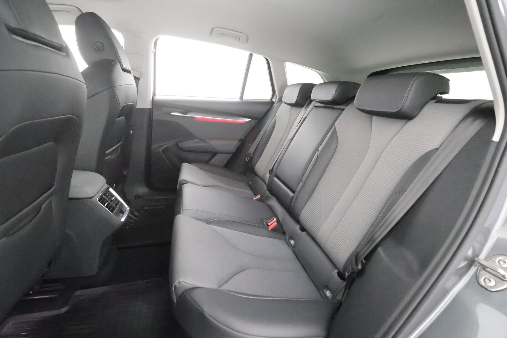 Skoda Enyaq 2022 80 iV - | ACC | ILP | Koukku | Puolinahat | Keyless | P.kamera | Side Assist | Lane Assist | Sähk. takaluukku | Lämm. ratti | LED | Ambient Light | 