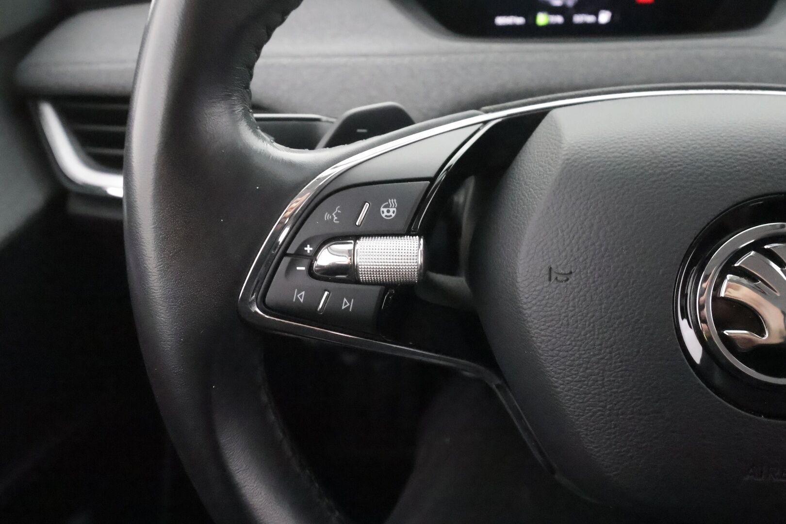 Skoda Enyaq 2022 80 iV - | ACC | ILP | Koukku | Puolinahat | Keyless | P.kamera | Side Assist | Lane Assist | Sähk. takaluukku | Lämm. ratti | LED | Ambient Light | 