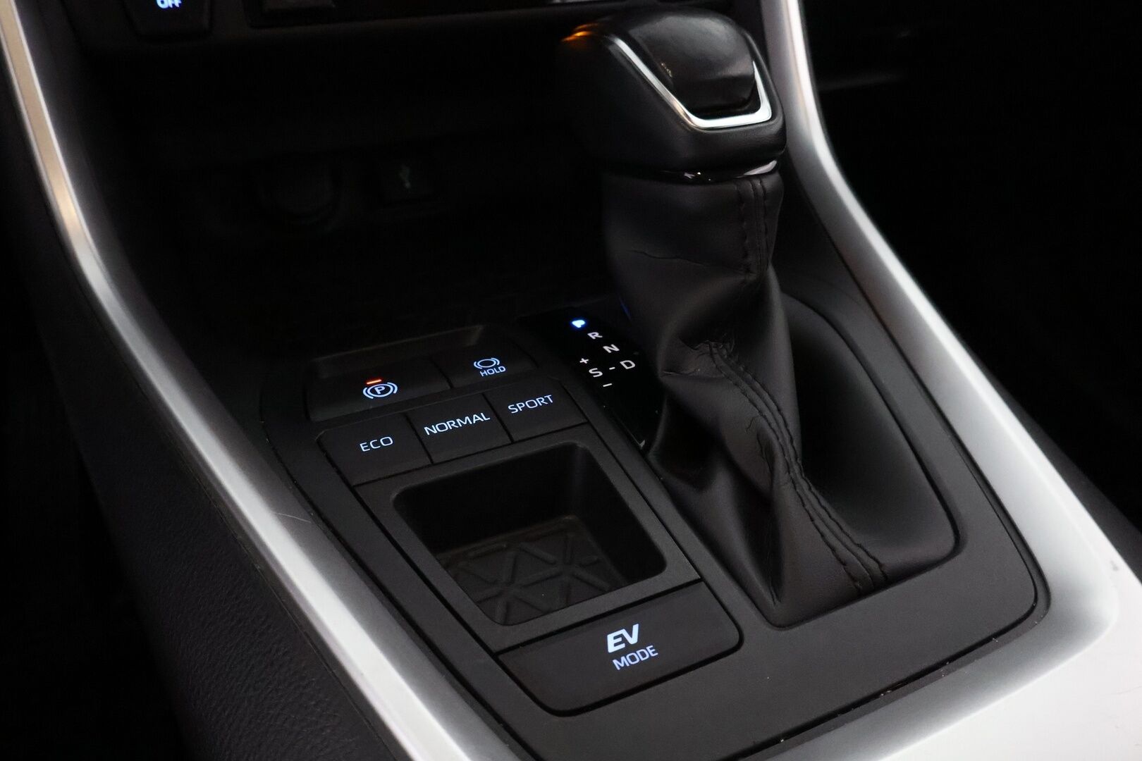 Toyota RAV4 2022 2,5 Hybrid 2022 Edition - 3,99 % KORKOTARJOUS TÄHÄN AUTOON - 1Om Suomiauto / Adapt.Vakkari / Peruutuskamera / LED / Vetokoukku / Lämmitettävä Tuulilasi / Ratinlämmitys / Lohko & Sisäp. / Hyvät varusteet!
