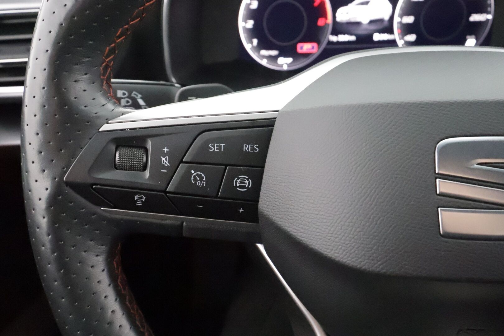 Seat Leon 2023 1,5 eTSI 150 Hybrid FR DSG * Webasto / ACC / LED / P.tutkat / Digimittaristo / Kaistavahti / Navi / Keyless * - 1-om Suomi-auto / Kahdet renkaat aluvanteilla / Merkkihuollot 