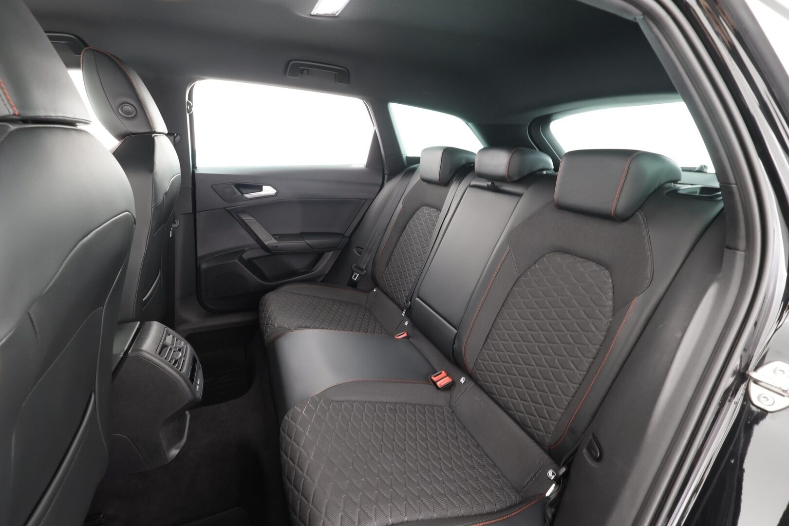 Seat Leon 2023 1,5 eTSI 150 Hybrid FR DSG * Webasto / ACC / LED / P.tutkat / Digimittaristo / Kaistavahti / Navi / Keyless * - 1-om Suomi-auto / Kahdet renkaat aluvanteilla / Merkkihuollot 