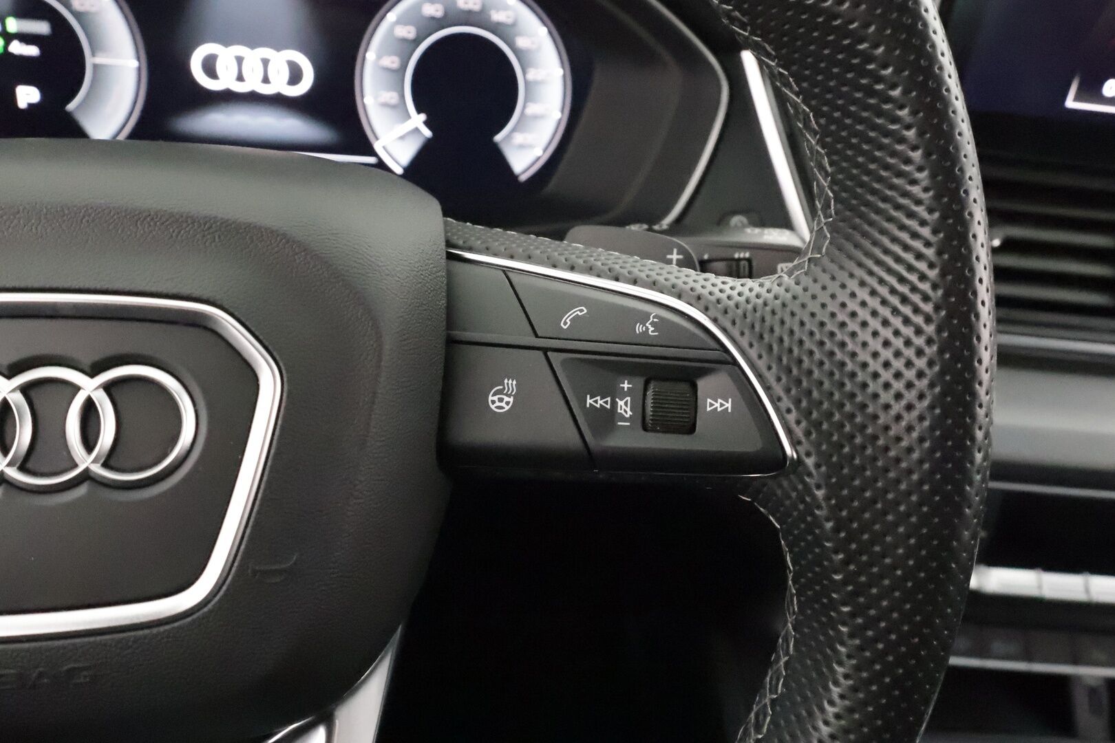 Audi Q5 2023 Progress 50 TFSI e 220 kW quattro S tronic * ACC / P.kamera / Koukku / Sporttipenkit / Sähköluukku / Digimittaristo * - 1.Om Suomi-auto / Kahdet renkaat aluvanteilla / Merkkihuollettu