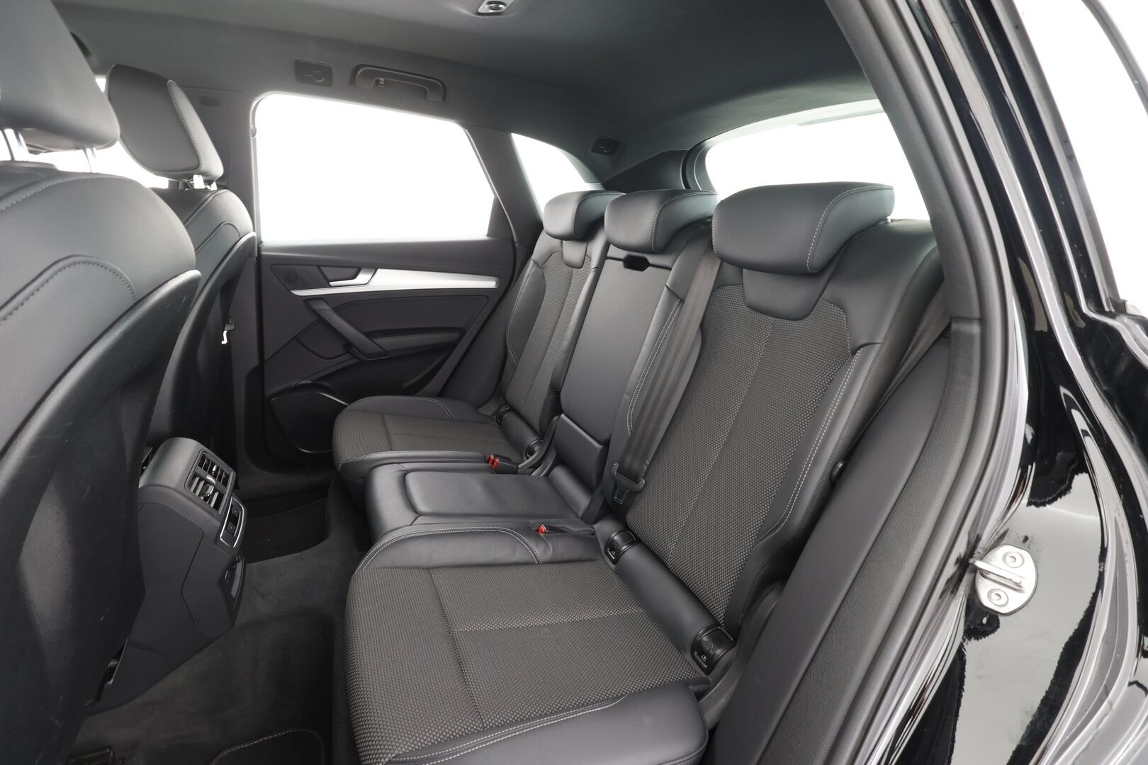 Audi Q5 2023 Progress 50 TFSI e 220 kW quattro S tronic * ACC / P.kamera / Koukku / Sporttipenkit / Sähköluukku / Digimittaristo * - 1.Om Suomi-auto / Kahdet renkaat aluvanteilla / Merkkihuollettu