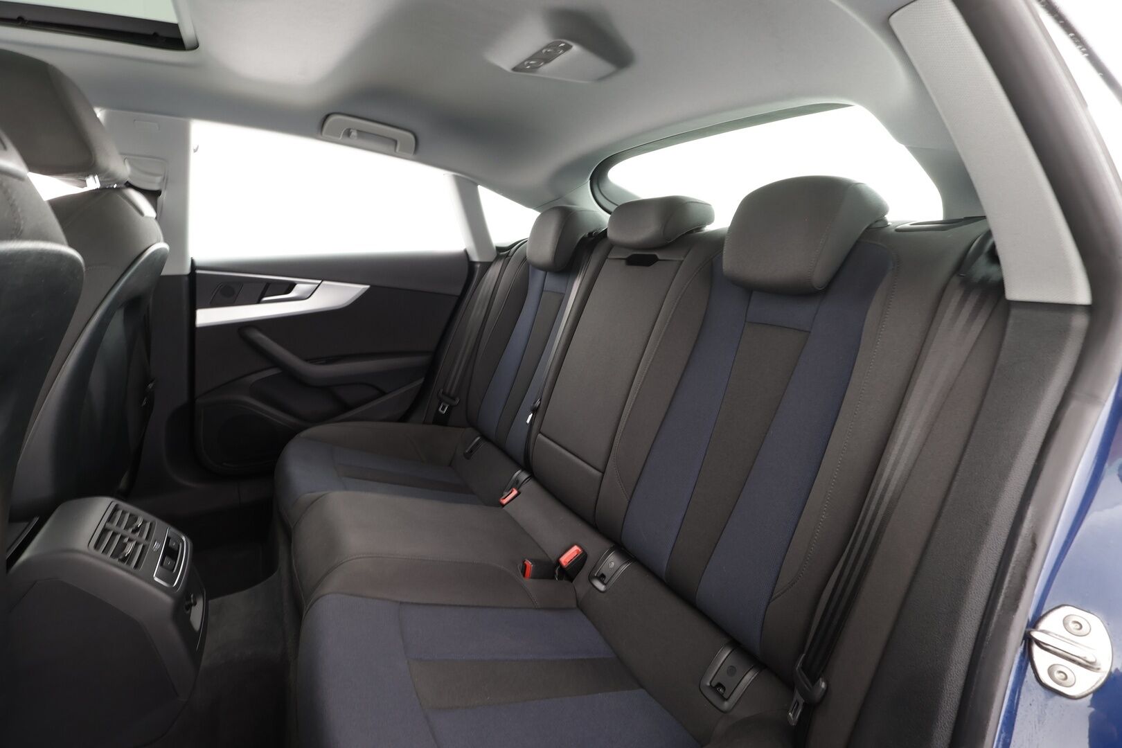 Audi A5 2017 Sportback Business Sport 2,0 TFSI 185 kW quattro S tronic * Vakkari / P.tutkat / Matrix LED / Koukku / Webasto * - Lasikattoluukku / Kahdet renkaat aluvanteilla - HULLUT JOULUT KORKOTARJOUS 2,49% 