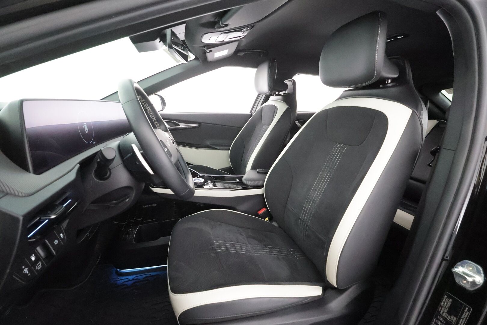 KIA EV6 2023 GT-Line AWD 77 kWh 325 hv - | ACC | ILP | Koukku | Adapt.LED | 360° | Muistipenkki | Meridian | Ilmastoidut penkit | Navi | HUD | Keyless | Kahdet renkaat aluvanteilla | Merkkihuollettu |