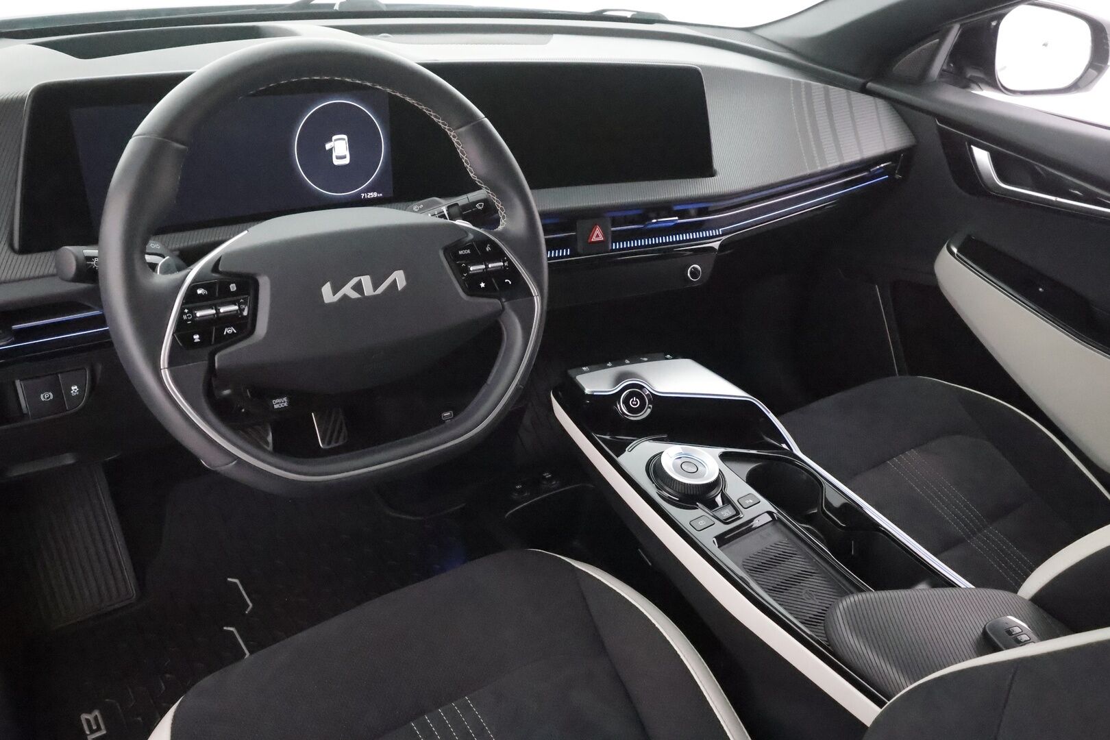 KIA EV6 2023 GT-Line AWD 77 kWh 325 hv - | ACC | ILP | Koukku | Adapt.LED | 360° | Muistipenkki | Meridian | Ilmastoidut penkit | Navi | HUD | Keyless | Kahdet renkaat aluvanteilla | Merkkihuollettu |