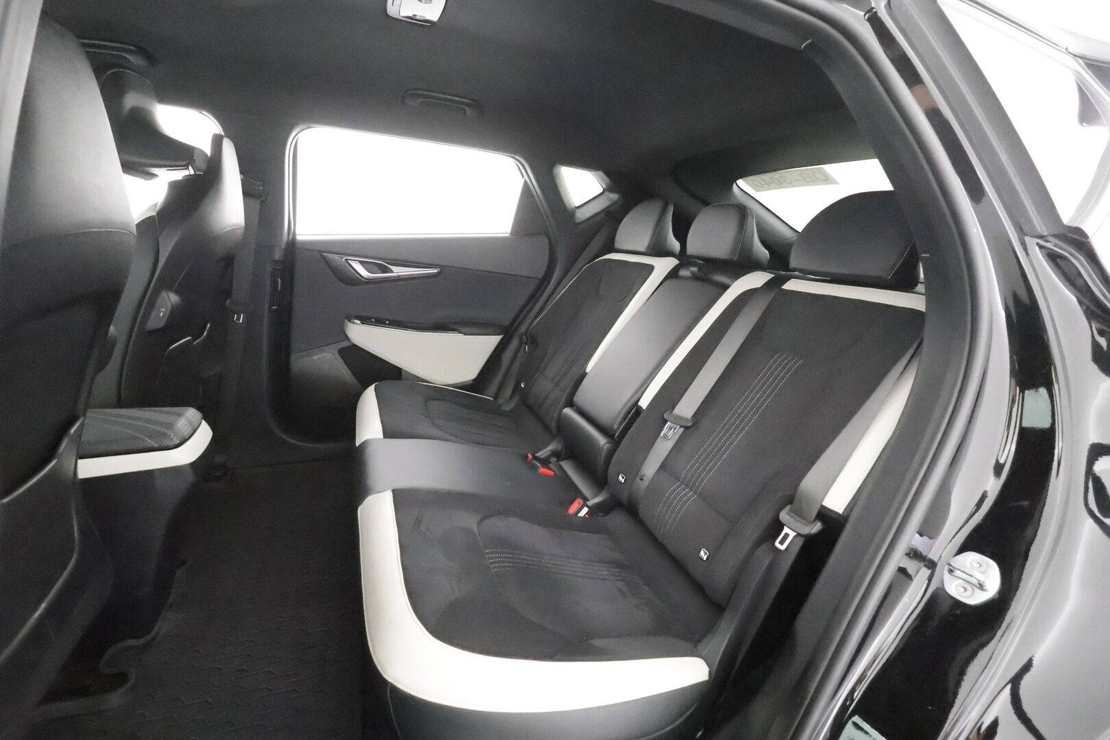KIA EV6 2023 GT-Line AWD 77 kWh 325 hv - | ACC | ILP | Koukku | Adapt.LED | 360° | Muistipenkki | Meridian | Ilmastoidut penkit | Navi | HUD | Keyless | Kahdet renkaat aluvanteilla | Merkkihuollettu |
