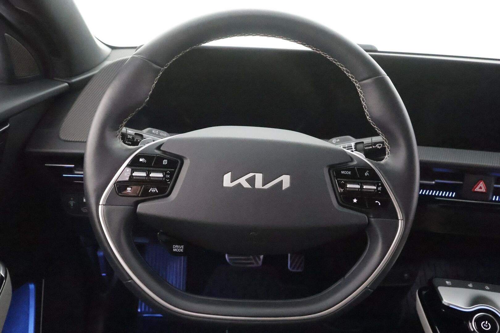 KIA EV6 2023 GT-Line AWD 77 kWh 325 hv - | ACC | ILP | Koukku | Adapt.LED | 360° | Muistipenkki | Meridian | Ilmastoidut penkit | Navi | HUD | Keyless | Kahdet renkaat aluvanteilla | Merkkihuollettu |