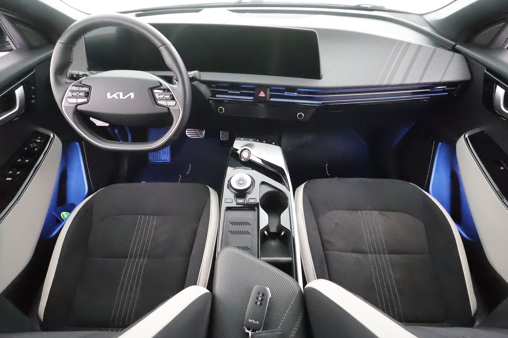 KIA EV6 2023 GT-Line AWD 77 kWh 325 hv - | ACC | ILP | Koukku | Adapt.LED | 360° | Muistipenkki | Meridian | Ilmastoidut penkit | Navi | HUD | Keyless | Kahdet renkaat aluvanteilla | Merkkihuollettu |
