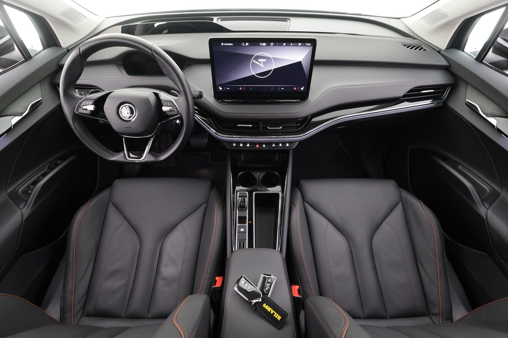 Skoda Enyaq 2022 80 iV - | ACC | ILP | Koukku | HUD | DCC | Sähkönahat muistilla | Panorama | Matrix | Crystal Face | P.kamera | Keyless | Sähk. takaluukku | Lämm. ratti | 