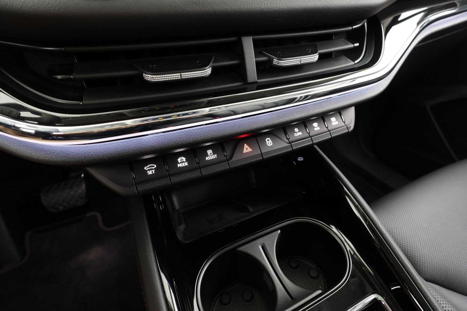 Skoda Enyaq 2022 80 iV - | ACC | ILP | Koukku | HUD | DCC | Sähkönahat muistilla | Panorama | Matrix | Crystal Face | P.kamera | Keyless | Sähk. takaluukku | Lämm. ratti | 