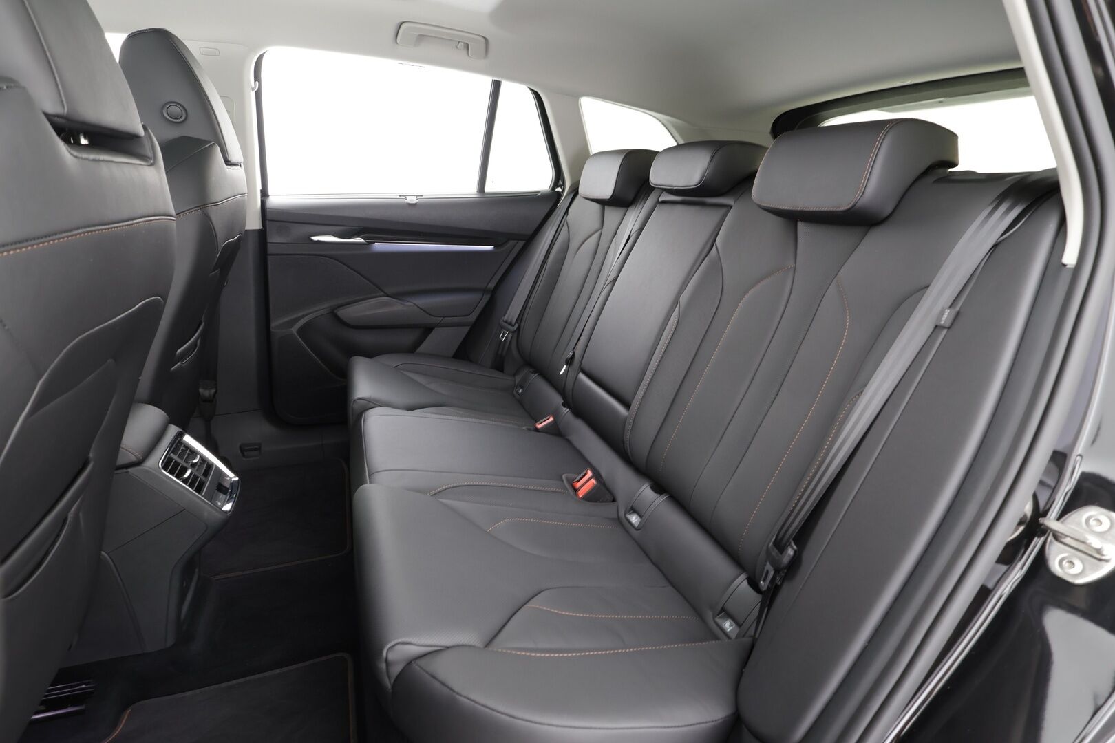 Skoda Enyaq 2022 80 iV - | ACC | ILP | Koukku | HUD | DCC | Sähkönahat muistilla | Panorama | Matrix | Crystal Face | P.kamera | Keyless | Sähk. takaluukku | Lämm. ratti | 