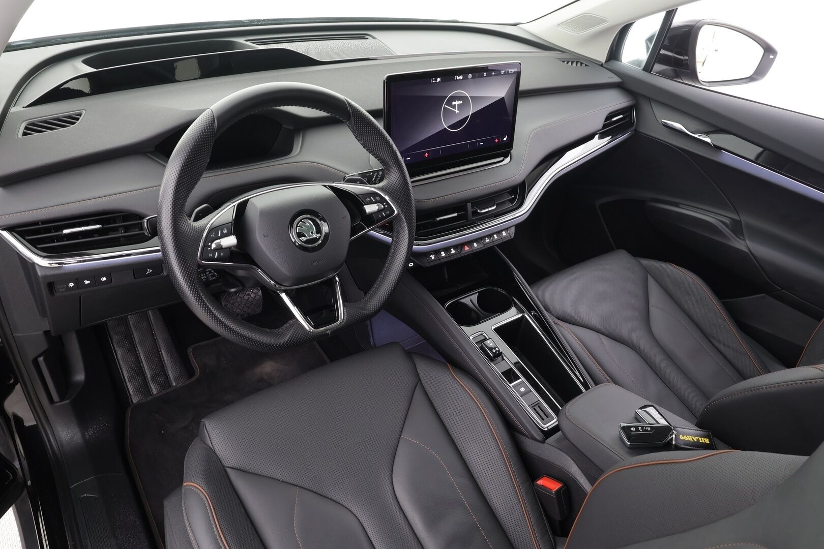 Skoda Enyaq 2022 80 iV - | ACC | ILP | Koukku | HUD | DCC | Sähkönahat muistilla | Panorama | Matrix | Crystal Face | P.kamera | Keyless | Sähk. takaluukku | Lämm. ratti | 