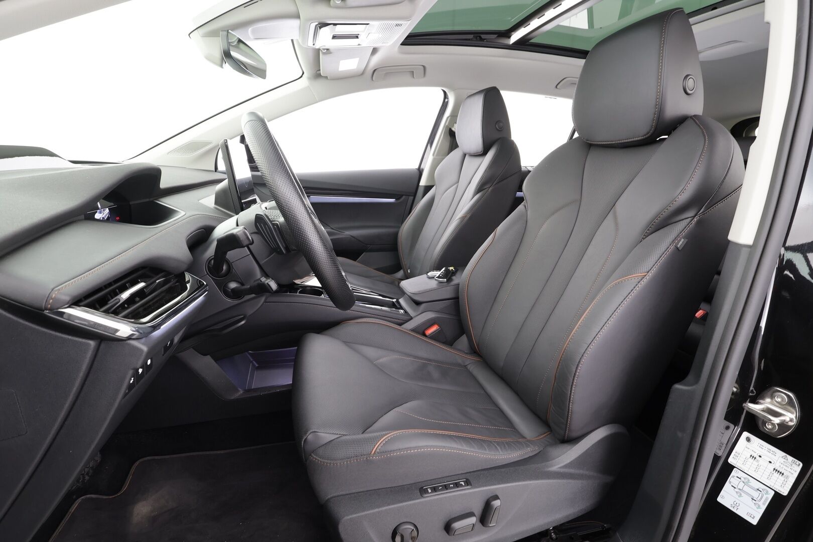 Skoda Enyaq 2022 80 iV - | ACC | ILP | Koukku | HUD | DCC | Sähkönahat muistilla | Panorama | Matrix | Crystal Face | P.kamera | Keyless | Sähk. takaluukku | Lämm. ratti | 
