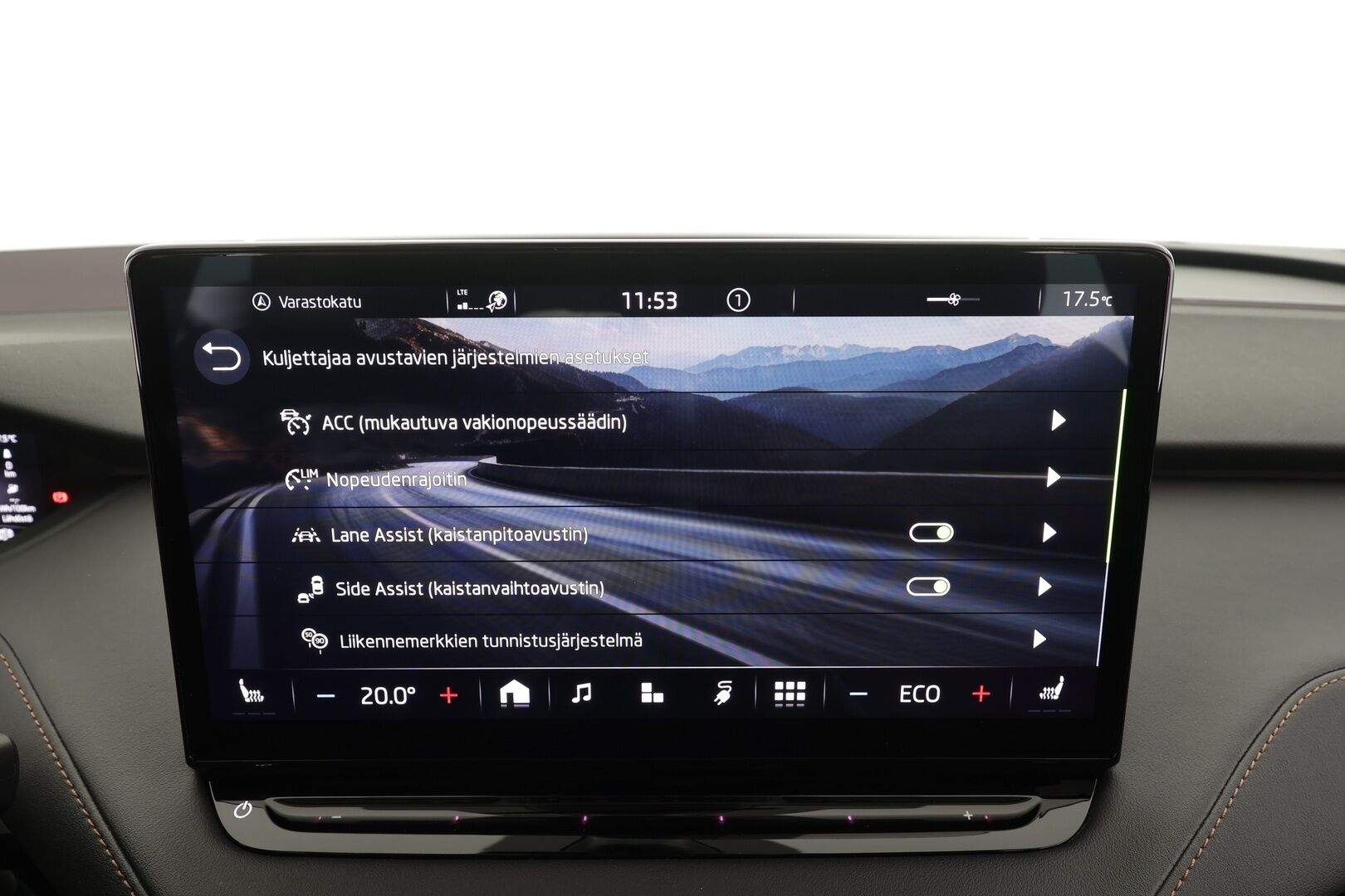 Skoda Enyaq 2022 80 iV - | ACC | ILP | Koukku | HUD | DCC | Sähkönahat muistilla | Panorama | Matrix | Crystal Face | P.kamera | Keyless | Sähk. takaluukku | Lämm. ratti | 