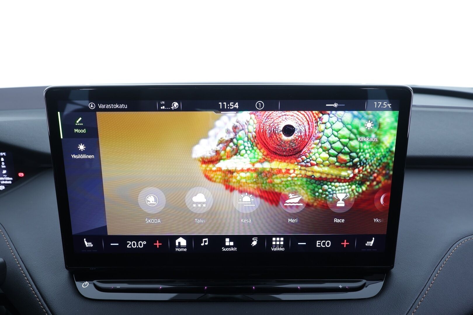 Skoda Enyaq 2022 80 iV - | ACC | ILP | Koukku | HUD | DCC | Sähkönahat muistilla | Panorama | Matrix | Crystal Face | P.kamera | Keyless | Sähk. takaluukku | Lämm. ratti | 