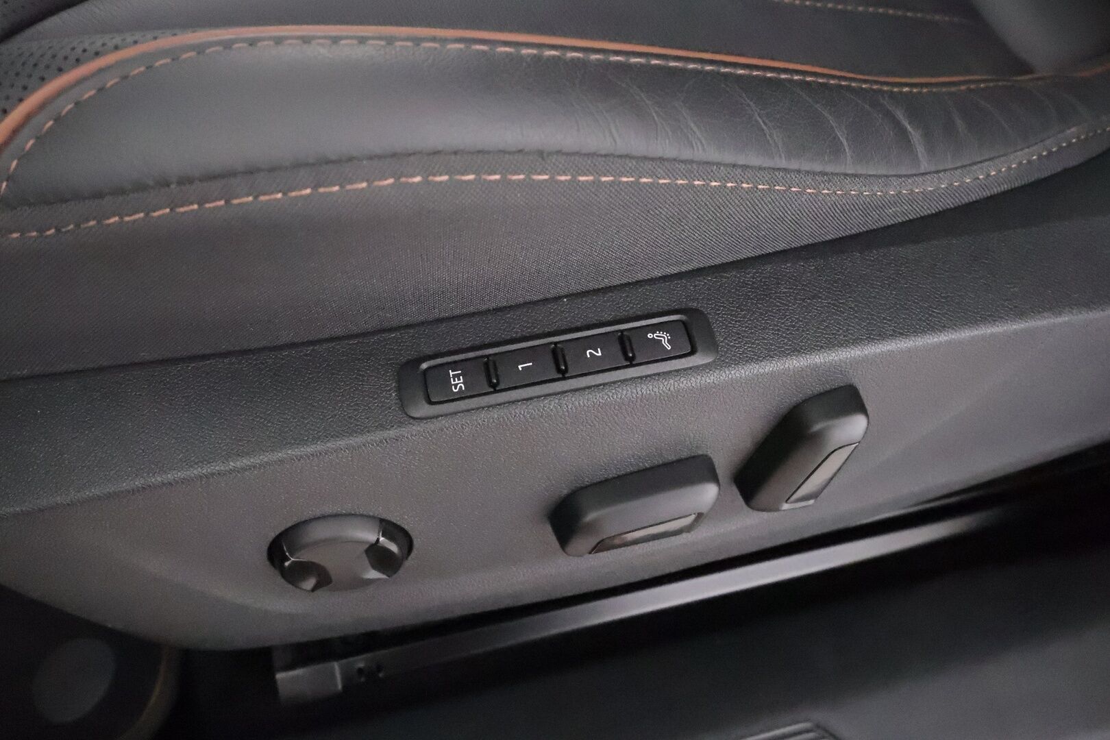 Skoda Enyaq 2022 80 iV - | ACC | ILP | Koukku | HUD | DCC | Sähkönahat muistilla | Panorama | Matrix | Crystal Face | P.kamera | Keyless | Sähk. takaluukku | Lämm. ratti | 