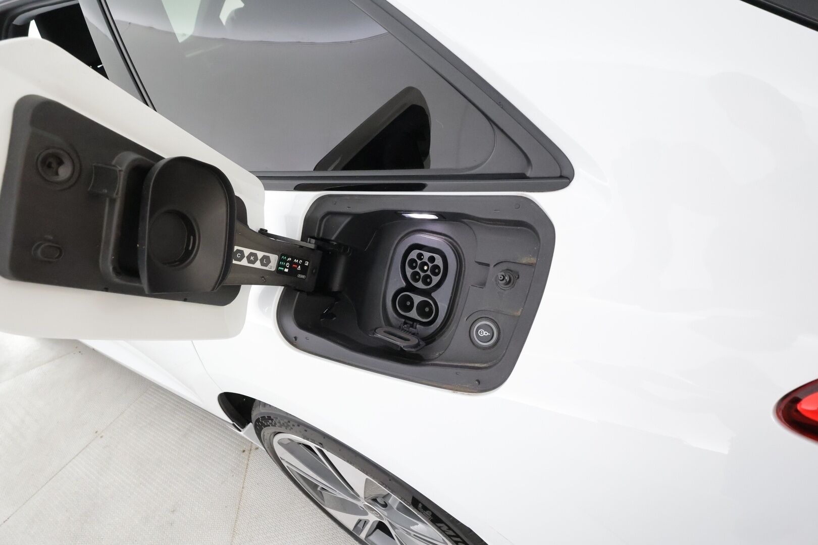 AUDI A6 e-tron 2025 Avant - | ACC | ILP | Koukku | Matrix-LED | 360-Kamera | Muistipenkki | Sporttipenkit | Keyless | Apple&Android | Merkkihuollettu | Kahdet Renkaat |