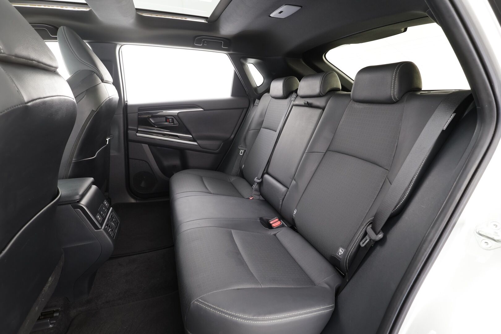 Toyota bZ4X 2022 Executive AWD - | Lasikatto | ILP | Koukku | ACC | LED | 360 | Ilmastoitu Muistipenkki | JBL | Navi | Kaistavahti | Katveavustin | Keyless | Merkkihuollot | Kahdet renkaat | 2x Latauskaapelit |