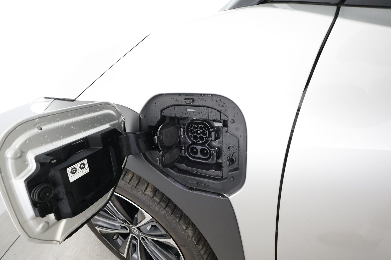 Toyota bZ4X 2022 Executive AWD - | Lasikatto | ILP | Koukku | ACC | LED | 360 | Ilmastoitu Muistipenkki | JBL | Navi | Kaistavahti | Katveavustin | Keyless | Merkkihuollot | Kahdet renkaat | 2x Latauskaapelit |