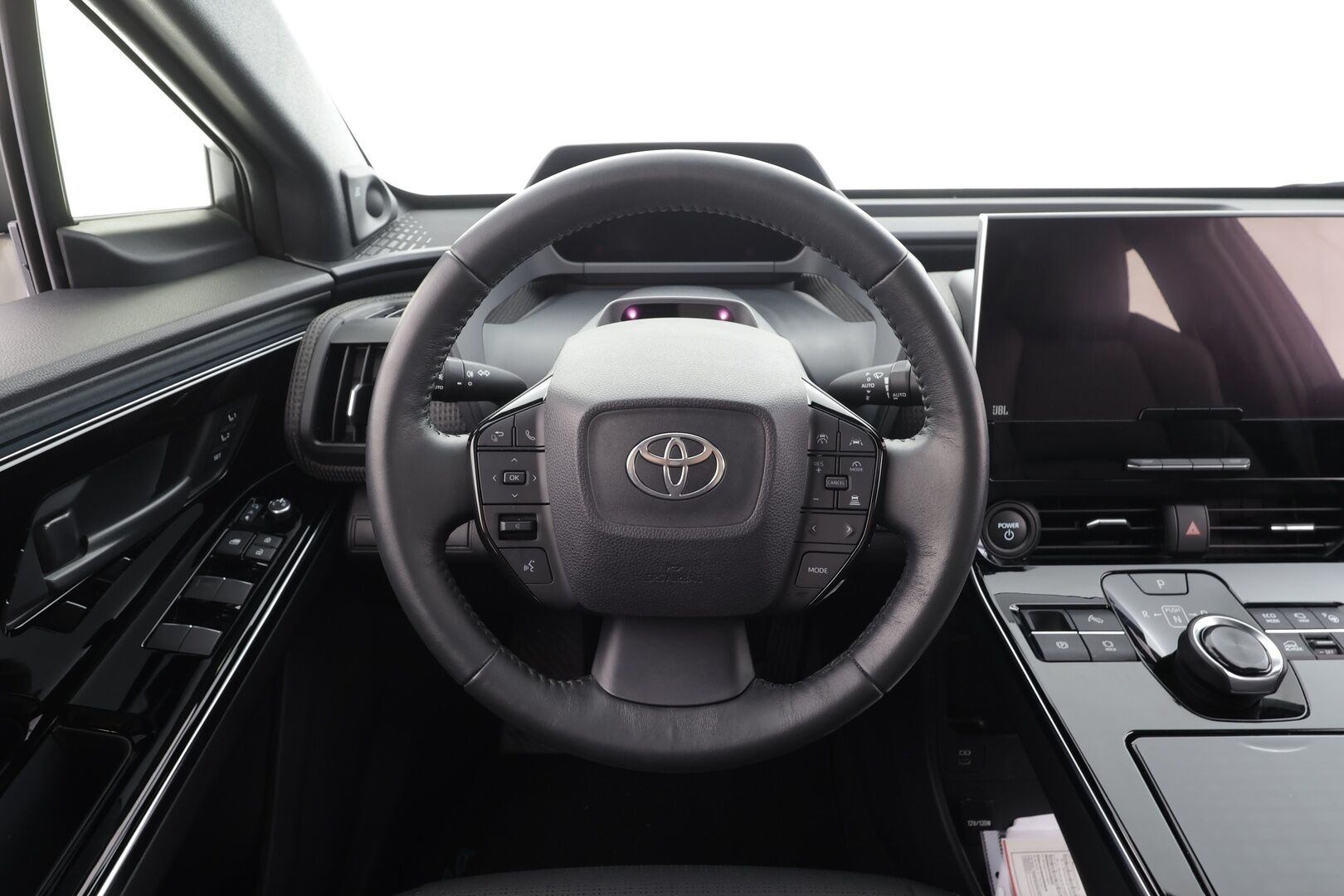Toyota bZ4X 2022 Executive AWD - | Lasikatto | ILP | Koukku | ACC | LED | 360 | Ilmastoitu Muistipenkki | JBL | Navi | Kaistavahti | Katveavustin | Keyless | Merkkihuollot | Kahdet renkaat | 2x Latauskaapelit |