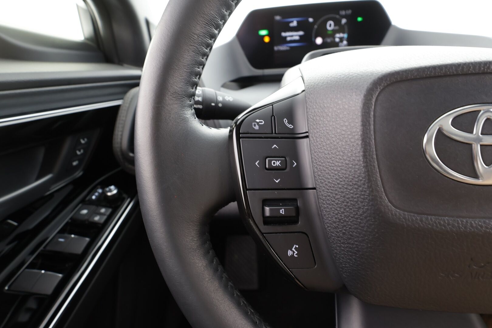 Toyota bZ4X 2022 Executive AWD - | Lasikatto | ILP | Koukku | ACC | LED | 360 | Ilmastoitu Muistipenkki | JBL | Navi | Kaistavahti | Katveavustin | Keyless | Merkkihuollot | Kahdet renkaat | 2x Latauskaapelit |