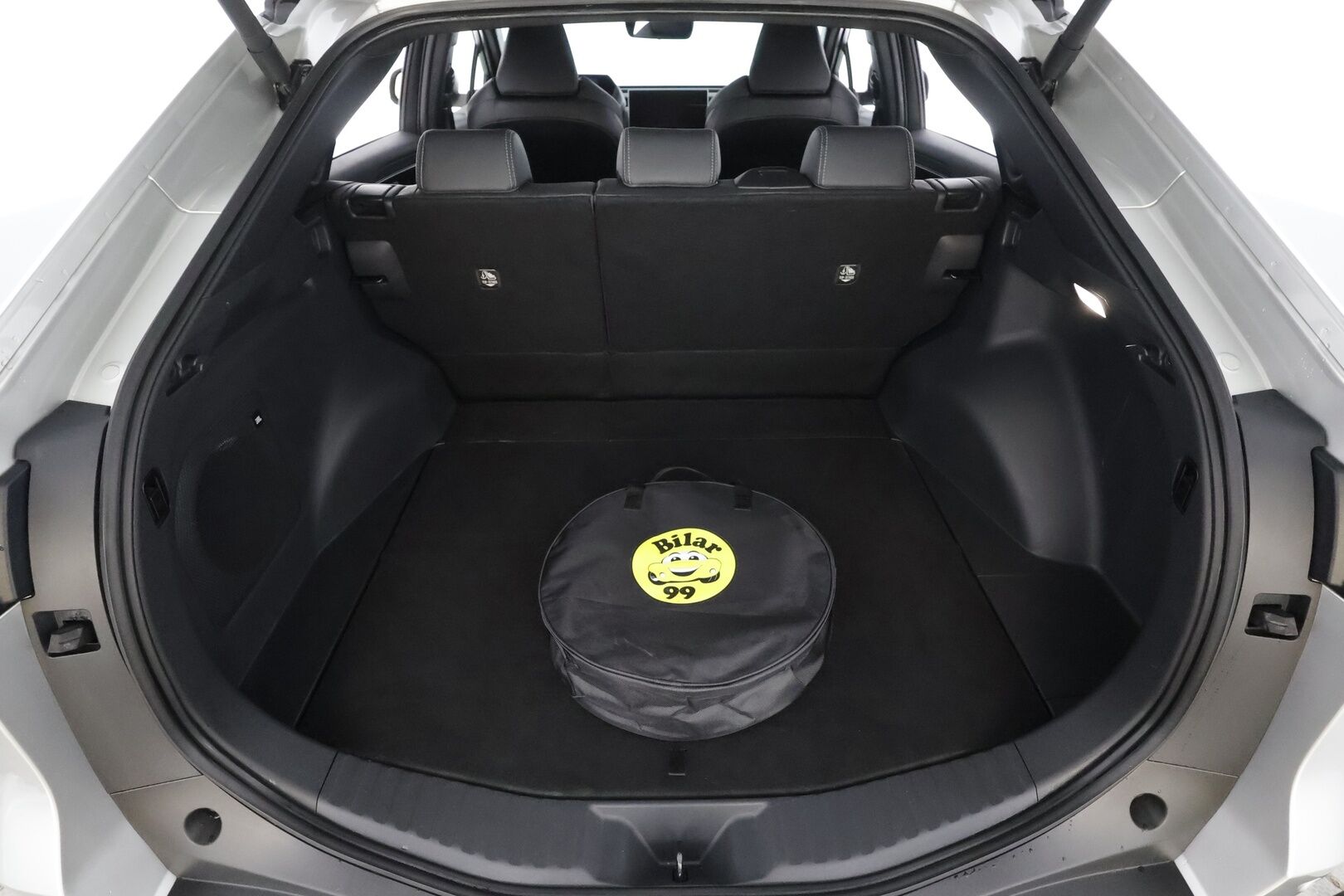 Toyota bZ4X 2022 Executive AWD - | Lasikatto | ILP | Koukku | ACC | LED | 360 | Ilmastoitu Muistipenkki | JBL | Navi | Kaistavahti | Katveavustin | Keyless | Merkkihuollot | Kahdet renkaat | 2x Latauskaapelit |
