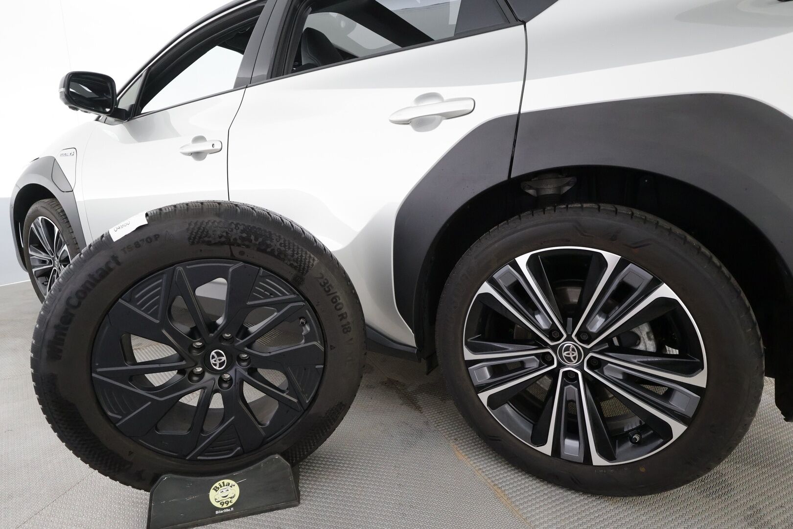Toyota bZ4X 2022 Executive AWD - | Lasikatto | ILP | Koukku | ACC | LED | 360 | Ilmastoitu Muistipenkki | JBL | Navi | Kaistavahti | Katveavustin | Keyless | Merkkihuollot | Kahdet renkaat | 2x Latauskaapelit |