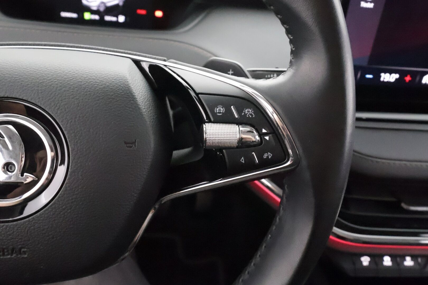 Skoda Enyaq 2022 80 iV - | ILP | Koukku | ACC | P.kamera | Matrix-LED | Muistipenkki | Digimittaristo | Navi | Kaistavahti | Keyless | 
