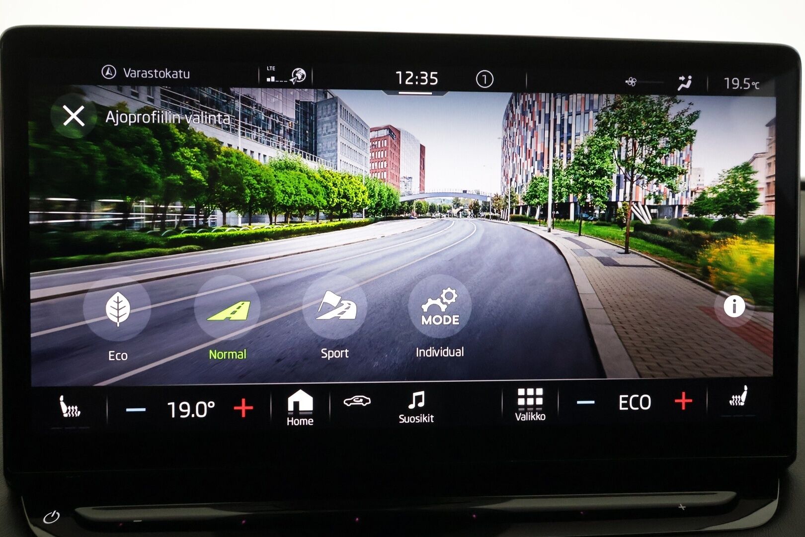 Skoda Enyaq 2022 80 iV - | ILP | Koukku | ACC | P.kamera | Matrix-LED | Muistipenkki | Digimittaristo | Navi | Kaistavahti | Keyless | 