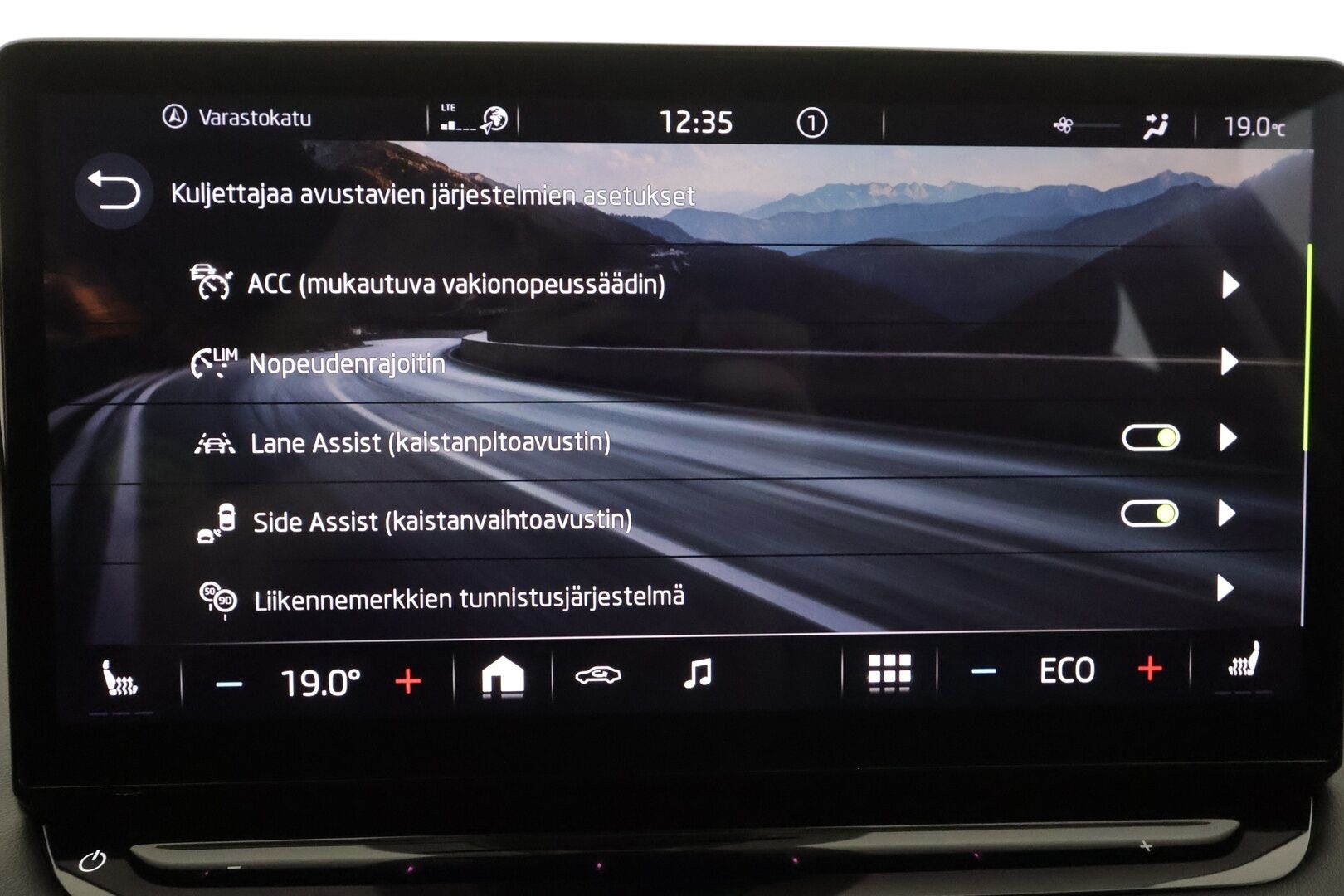 Skoda Enyaq 2022 80 iV - | ILP | Koukku | ACC | P.kamera | Matrix-LED | Muistipenkki | Digimittaristo | Navi | Kaistavahti | Keyless | 