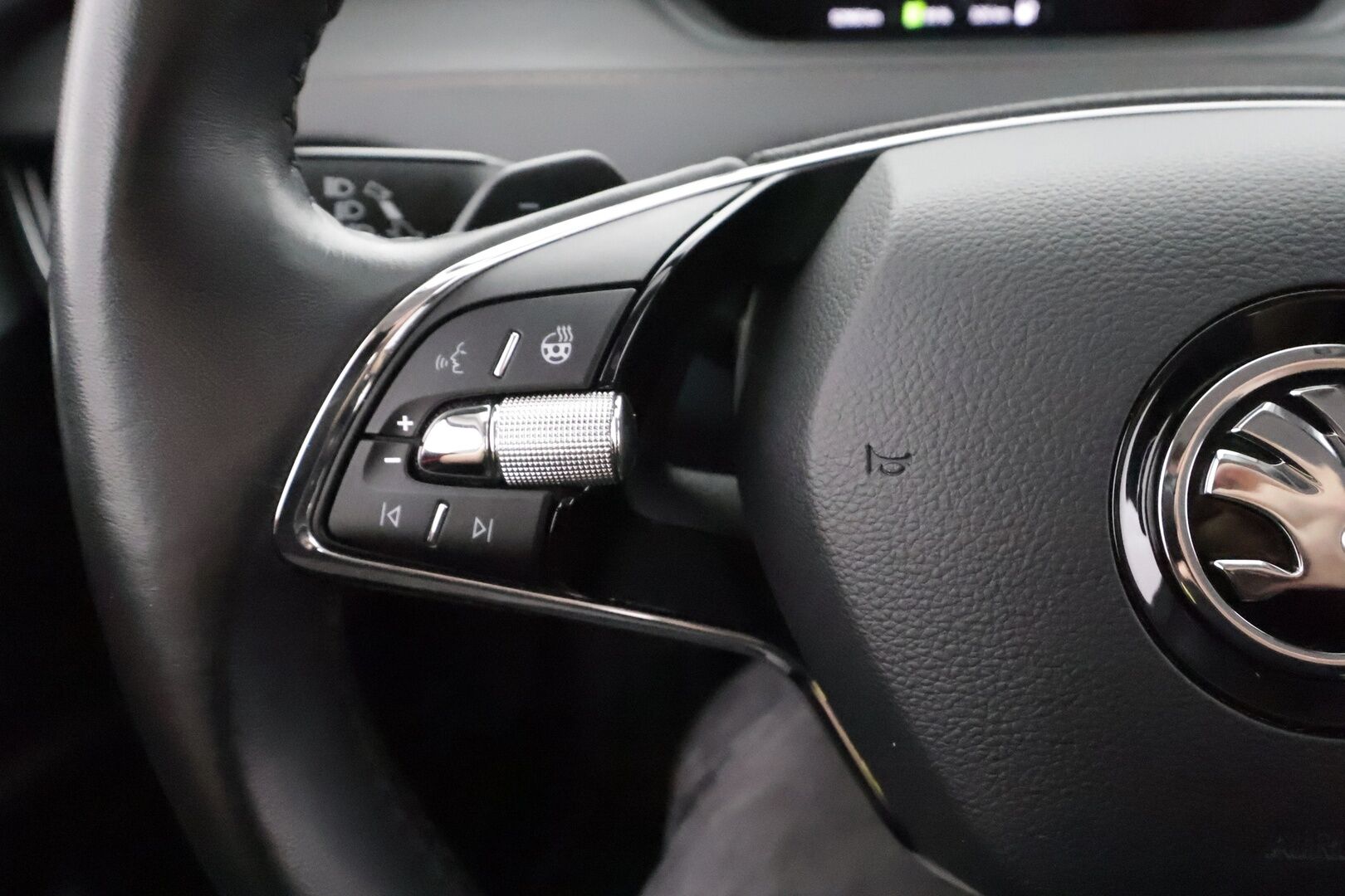Skoda Enyaq 2022 80 iV - | ILP | Koukku | ACC | P.kamera | Matrix-LED | Muistipenkki | Digimittaristo | Navi | Kaistavahti | Keyless | 