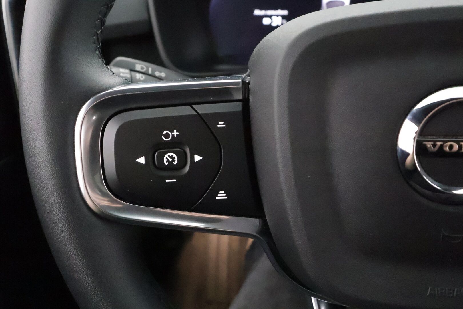 Volvo C40 2023 Recharge Twin Plus - Merkkihuollettu | Lasikatto | ILP | ACC | LED | P.Kamera | Sporttipenkit | Navi | Kaistavahti | Katveavustin | Keyless | Digimittaristo | HP Audio