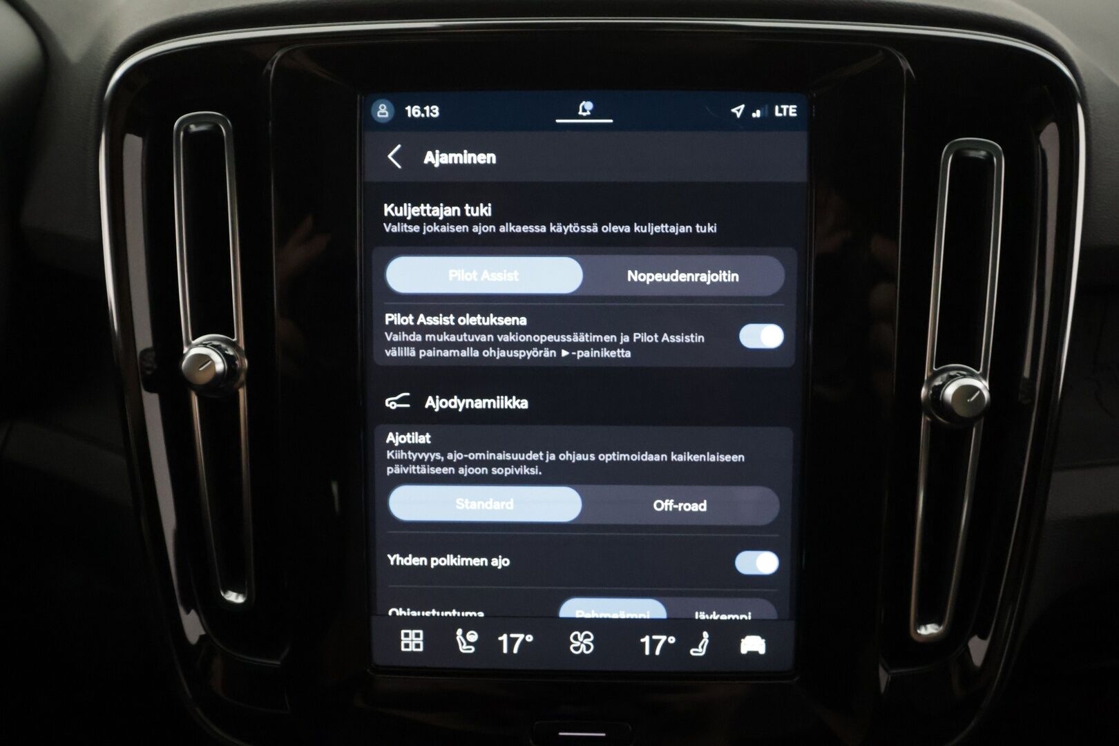 Volvo C40 2023 Recharge Twin Plus - Merkkihuollettu | Lasikatto | ILP | ACC | LED | P.Kamera | Sporttipenkit | Navi | Kaistavahti | Katveavustin | Keyless | Digimittaristo | HP Audio