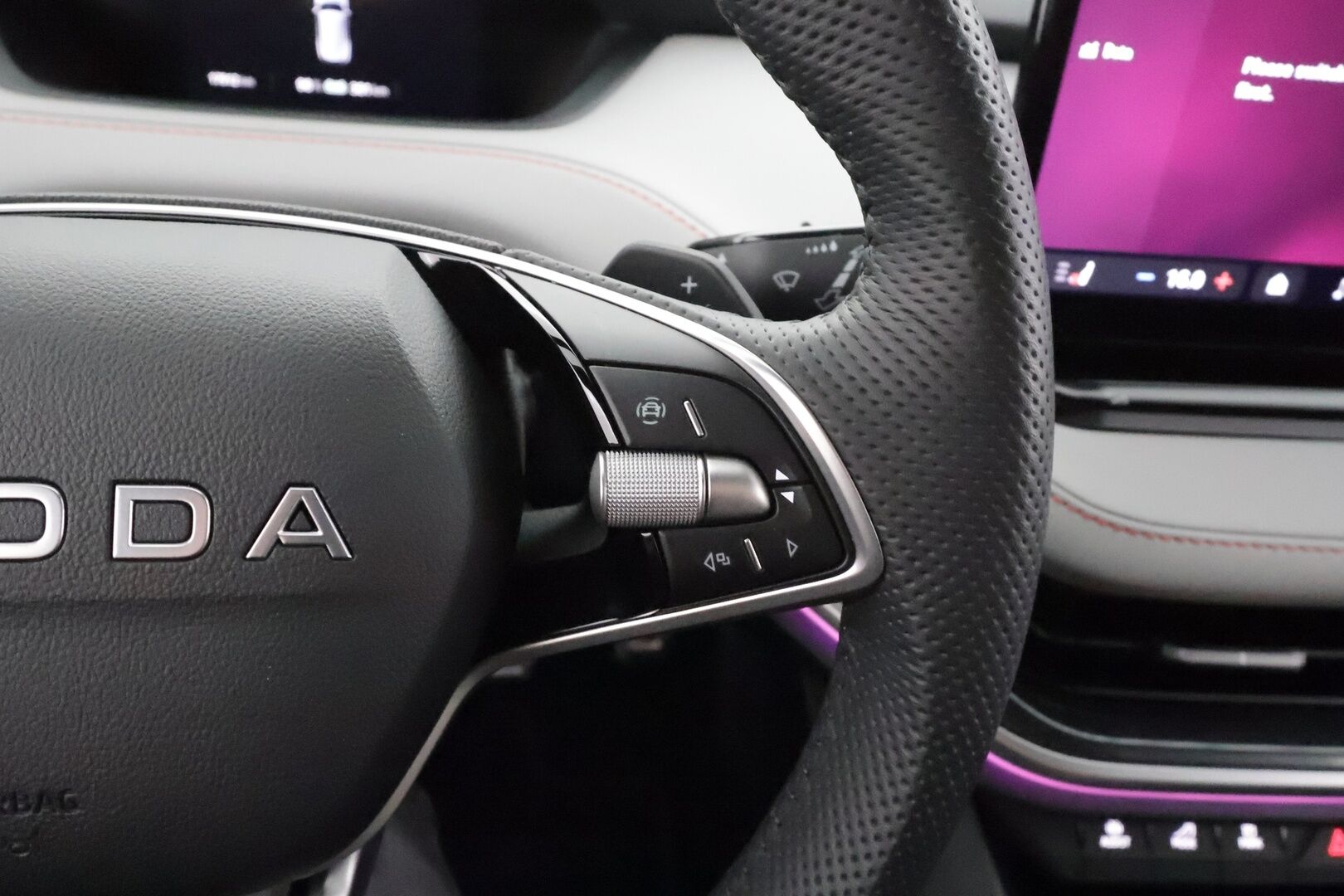 Skoda Elroq 2025 85 Style - | ACC | ILP | Matrix-LED | Canton | Hierovat Muistipenkit | 360-Kamera | Puolinahat | Ratinlämmitys | Keyless | Apple&Android | Merkkihuollettu |