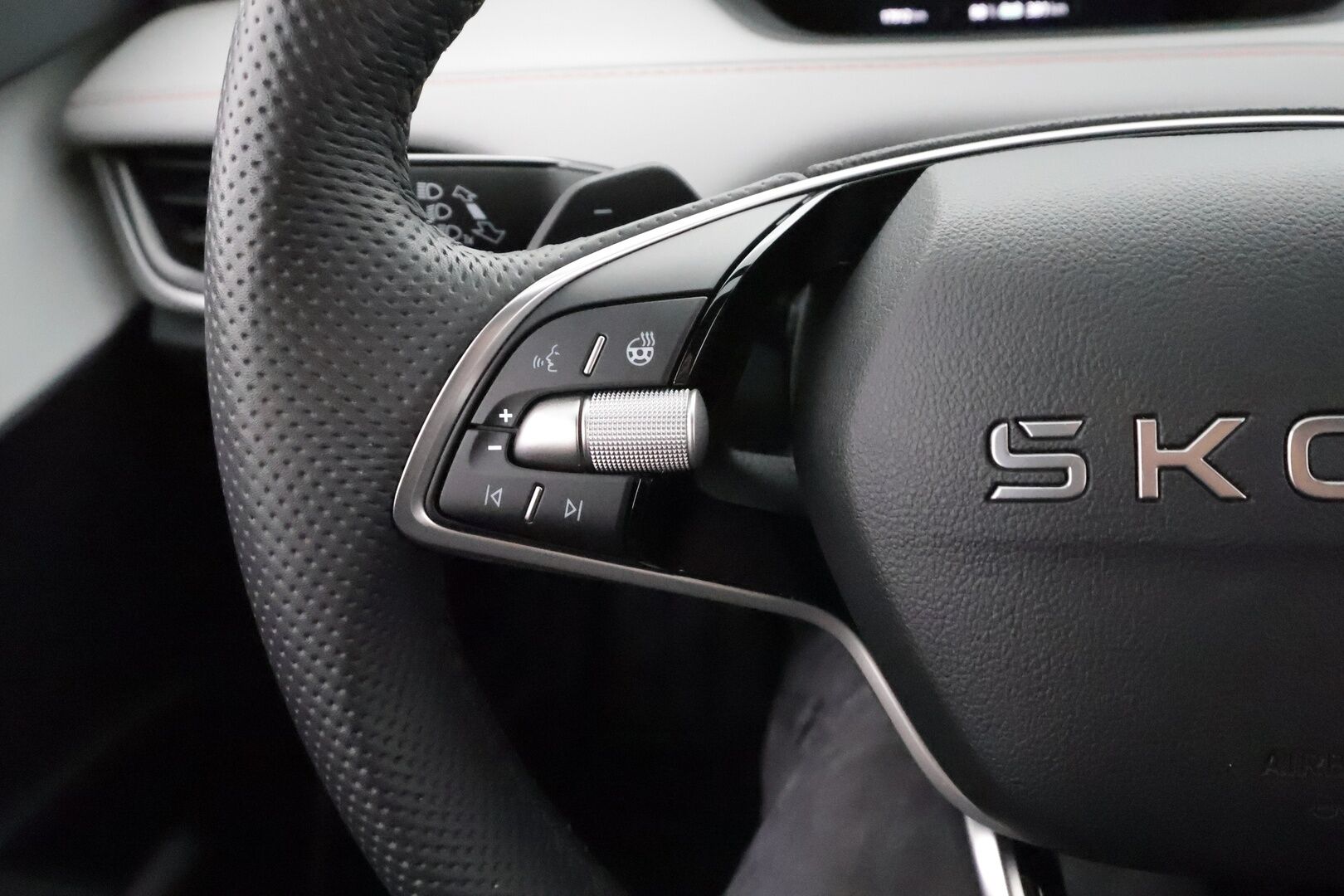 Skoda Elroq 2025 85 Style - | ACC | ILP | Matrix-LED | Canton | Hierovat Muistipenkit | 360-Kamera | Puolinahat | Ratinlämmitys | Keyless | Apple&Android | Merkkihuollettu |