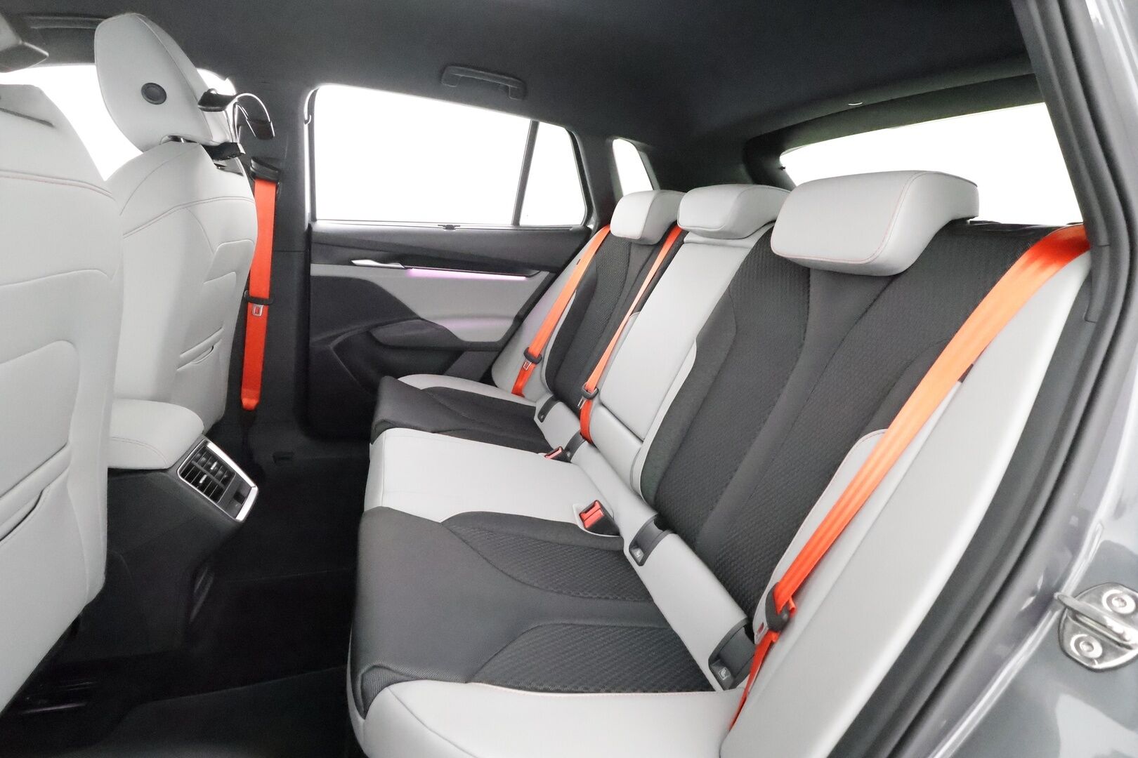 Skoda Elroq 2025 85 Style - | ACC | ILP | Matrix-LED | Canton | Hierovat Muistipenkit | 360-Kamera | Puolinahat | Ratinlämmitys | Keyless | Apple&Android | Merkkihuollettu |
