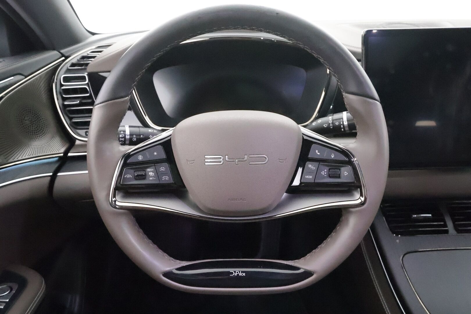 BYD HAN 2023 AWD 85kWh 517hv Executive - | ACC | ILP | HUD | 360° | Dynaudio | Ilm. sähkönahat | Muistipenkki | Panorama | Ilm. takapenkit | Lane Assist | BSM | CTA | Apple & Android |