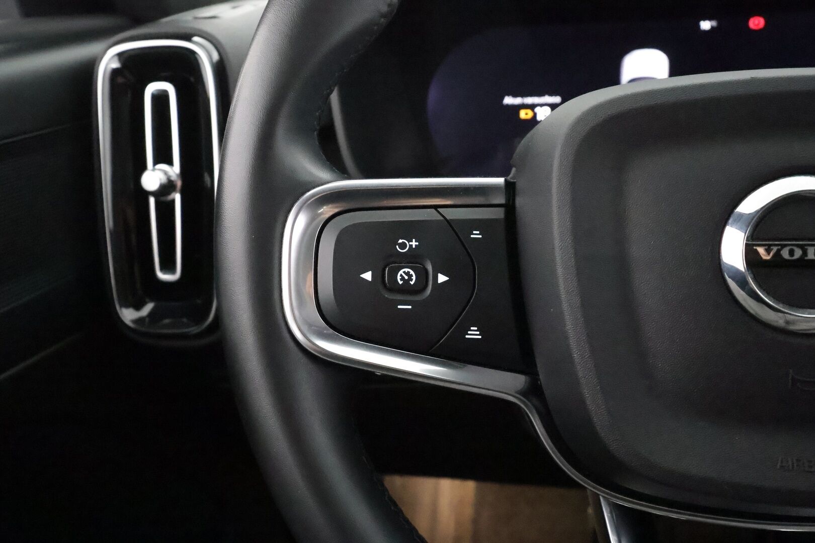 Volvo C40 2023 Recharge Single Plus aut - | ACC | ILP | Muistipenkki | Lasikatto | Sporttipenkit | P.kamera | Pilot Assist | BLIS | Keyless | LED | Sähk. takaluukku | Merkkihuollot | ALV | 
