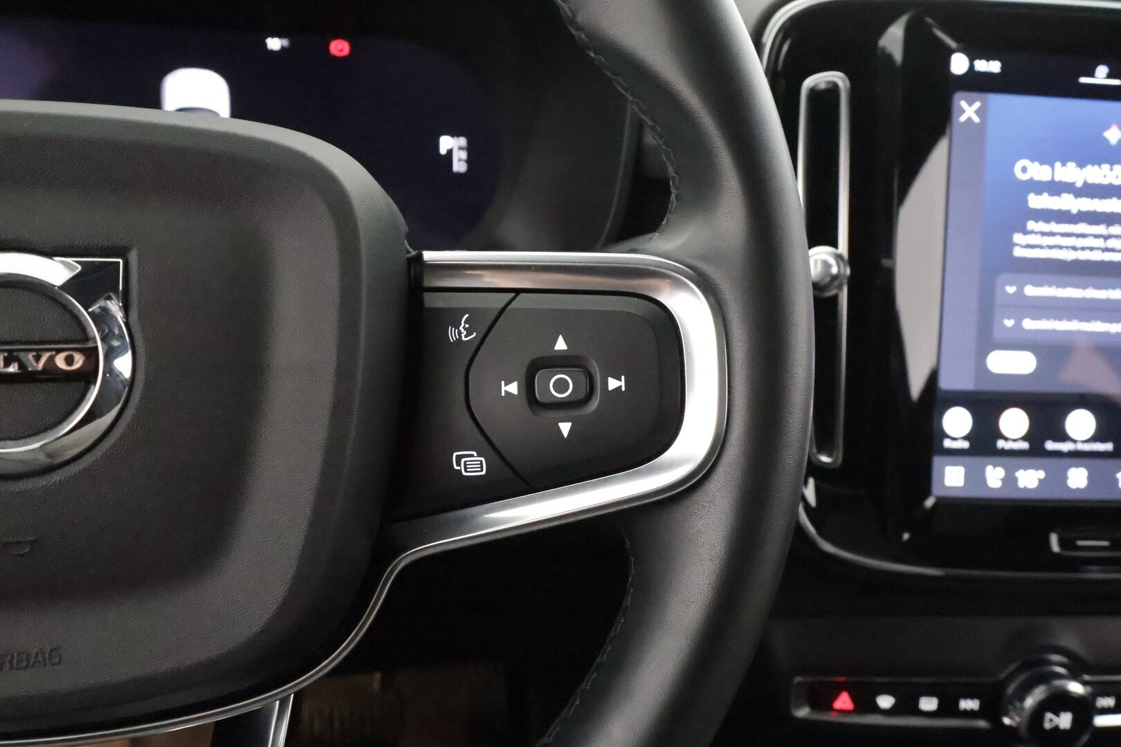 Volvo C40 2023 Recharge Single Plus aut - | ACC | ILP | Muistipenkki | Lasikatto | Sporttipenkit | P.kamera | Pilot Assist | BLIS | Keyless | LED | Sähk. takaluukku | Merkkihuollot | ALV | 