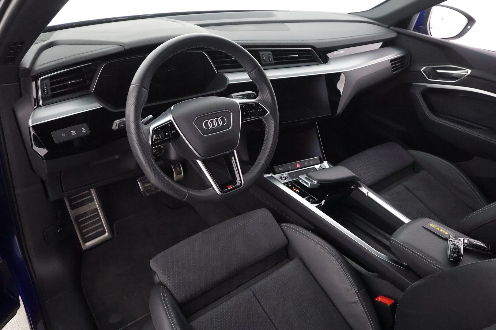 AUDI Q8 E-TRON 2024 50 e-tron quattro - | ACC | Koukku | S-line sisäpaketti | Muistipenkki | Sporttipenkit sähköllä | Matrix | Keyless | Nahka-alcantara | P.kamera | Lane Assist | 2x renkaat aluin | 
