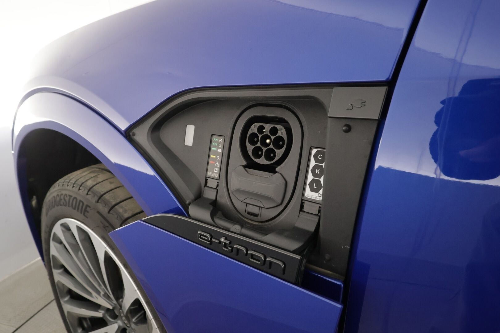 AUDI Q8 E-TRON 2024 50 e-tron quattro - | ACC | Koukku | S-line sisäpaketti | Muistipenkki | Sporttipenkit sähköllä | Matrix | Keyless | Nahka-alcantara | P.kamera | Lane Assist | 2x renkaat aluin | 