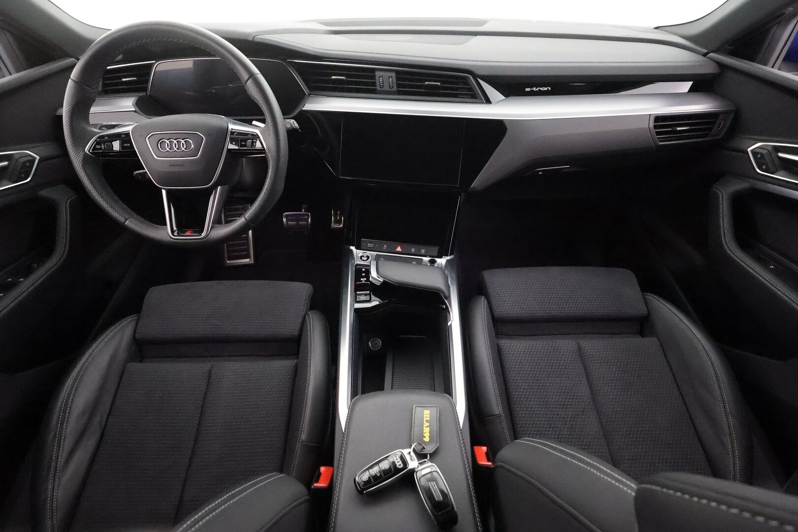 AUDI Q8 E-TRON 2024 50 e-tron quattro - | ACC | Koukku | S-line sisäpaketti | Muistipenkki | Sporttipenkit sähköllä | Matrix | Keyless | Nahka-alcantara | P.kamera | Lane Assist | 2x renkaat aluin | 