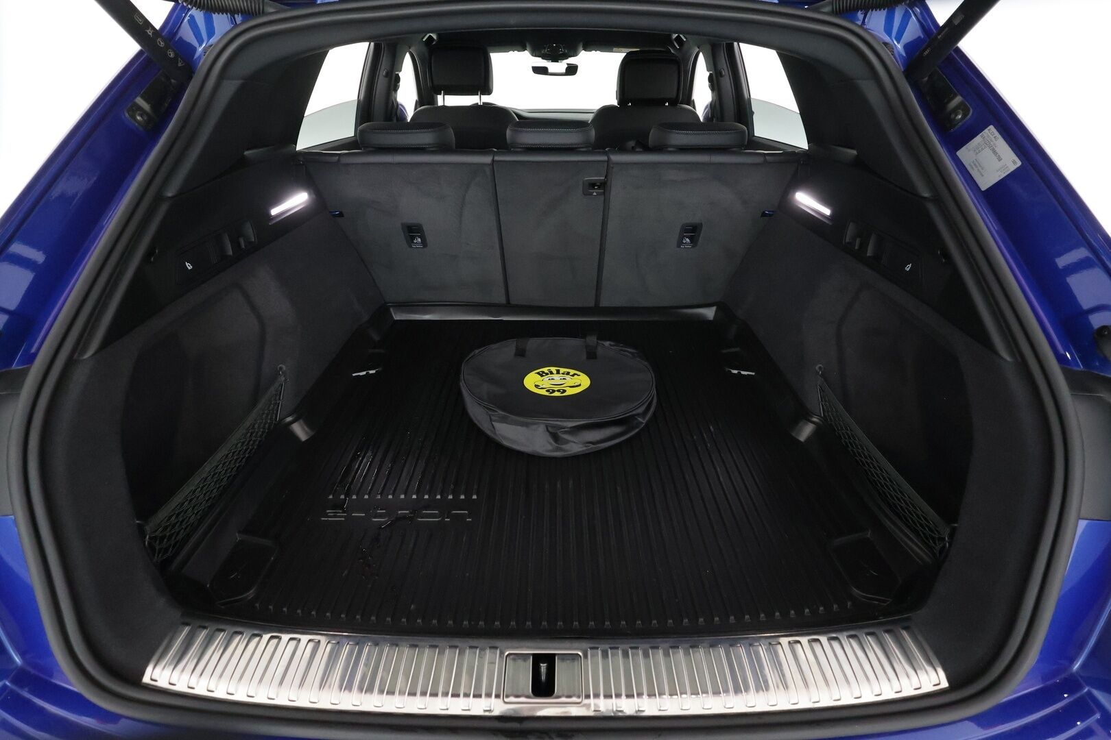 AUDI Q8 E-TRON 2024 50 e-tron quattro - | ACC | Koukku | S-line sisäpaketti | Muistipenkki | Sporttipenkit sähköllä | Matrix | Keyless | Nahka-alcantara | P.kamera | Lane Assist | 2x renkaat aluin | 