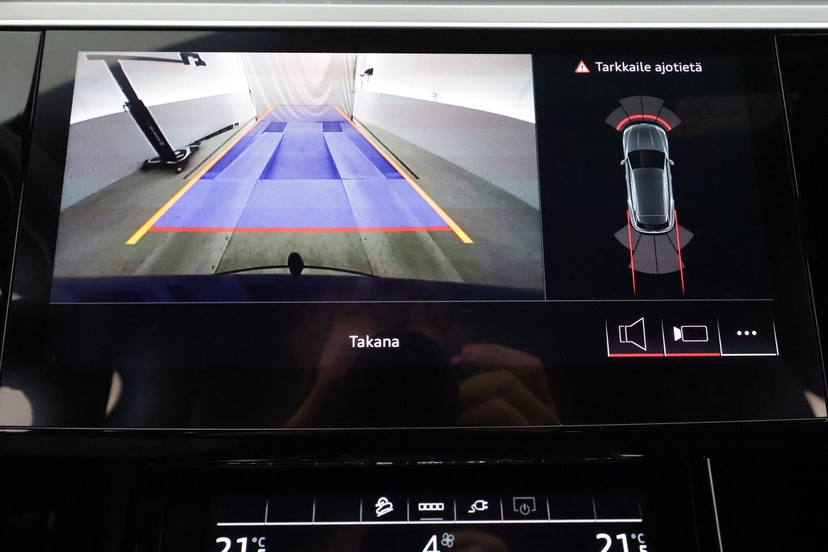 AUDI Q8 E-TRON 2024 50 e-tron quattro - | ACC | Koukku | S-line sisäpaketti | Muistipenkki | Sporttipenkit sähköllä | Matrix | Keyless | Nahka-alcantara | P.kamera | Lane Assist | 2x renkaat aluin | 