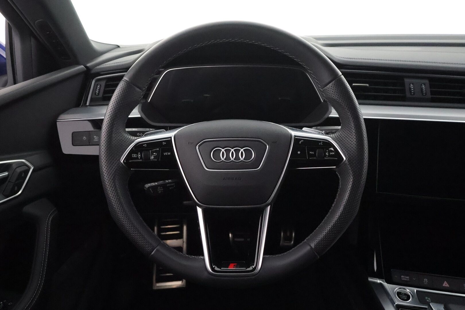 AUDI Q8 E-TRON 2024 50 e-tron quattro - | ACC | Koukku | S-line sisäpaketti | Muistipenkki | Sporttipenkit sähköllä | Matrix | Keyless | Nahka-alcantara | P.kamera | Lane Assist | 2x renkaat aluin | 