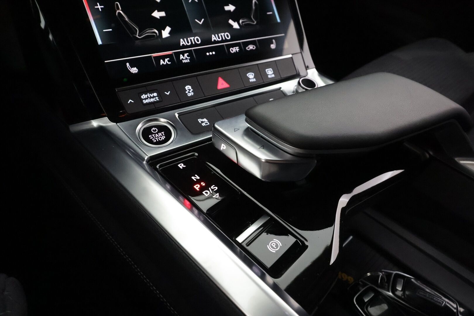 AUDI Q8 E-TRON 2024 50 e-tron quattro - | ACC | Koukku | S-line sisäpaketti | Muistipenkki | Sporttipenkit sähköllä | Matrix | Keyless | Nahka-alcantara | P.kamera | Lane Assist | 2x renkaat aluin | 